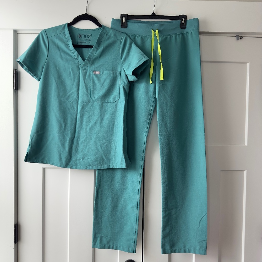 Catarina One-Pocket Scrub Top™(XS) & Livingston Basic Scrub Pants™ (S/T) SET